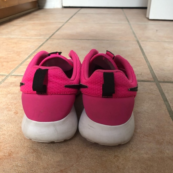 Nike Roshe Run in “pink foil” - Picture 3 of 5